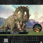 Text: "SINOCERATOPS", "JUL". Ein Dinosaurier mit einem markanten Schild im Hintergrund, Berge und ein Logo mit Dino-Silhouette.