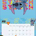 Text: "STITCH", "JULI", Wochentage. Illustration von einem fröhlichen blauen Alien über einem Kalender.