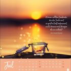 Text: „Warum sollten Eindrücke, die die Seele mit so großer Kraft aufnimmt, nicht ebenso weit dringen als sie selbst?“

Ein Kalenderblatt für Juli: Ein Glas auf einem Tisch, Sonnenuntergang im Hintergrund, warme Farben.