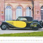 Juli. Der Bugatti Type 57 ist ein wichtiges, lang gebautes Modell. Seitlich ein grünes Auto vor einem historischen Gebäude.