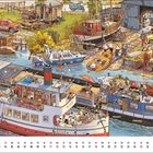 „Werft“ auf Schild; Juli-Kalender mit Werft-Szene; Boote, Arbeiter, bunte Details in quirliger Hafenumgebung.