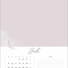 "Juli" in eleganter Schrift, Kalenderwochen, Monatsübersicht und Notizbereich. Zartes Blattmotiv und pastelllila Hintergrund.