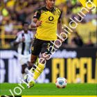 Große Schrift "Jobe Bellingham #7 Mittelfeld". Fußballspieler in gelbem Trikot mit Ball, "Vorjahresabbildung" im Vordergrund.