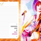 Notizen, Dressed like a day dream. Eine Illustration einer Frau mit Gitarre und Mikrofon, orangener Hintergrund.
