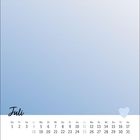 "Juli" steht in Schreibschrift, darunter ein Kalender mit blauen und schwarzen Ziffern. Ein Herzsymbol rechts unten.