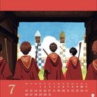 Kalender für Juli. Illustration: Vier Menschen in roten Umhängen mit Besen betreten ein Feld unter blauem Himmel.