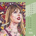 Text: "THIRTEEN", "JUL", Kalendertage von 12 bis 31. 

Eine Collage aus bunten Objekten formt das Gesicht einer Frau.