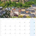 Kalender mit Tagen im Juli 2027. Oben eine malerische Landschaft mit einer mittelalterlichen Burg und Häusern.