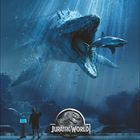 „Jurassic World“-Logo unten, Kalender für Juli. Illustration: Riesiges Unterwasserwesen frisst Hai, Mensch schaut zu.