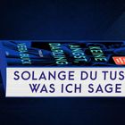 Buchtitel: "Keine Angst, Darling". Autor: Vera Buck. Genre: Thriller. Illustration zeigt eine Person in Blau.