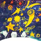 „Unser Platz ist nicht nur dort, wo wir geboren werden. Sondern überall und nirgendwo.“ Gelbe Sterne, Planeten, Kometen auf blauem Hintergrund. Unten ein Haus und Bäume.