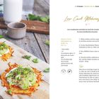 "Low Carb Möhrenpuffer. Kalorien: 274 kcal, Kohlenhydrate: 6 g, Eiweiß: 16 g, Fett: 21 g." Links Möhrenpuffer mit Avocado.