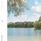 "VON SEE ZU SEE", "32", "Am Nymphensee in Brieselang". Sandstrand, ruhiger See, Bäume am Ufer, blauer Himmel mit Wolken.