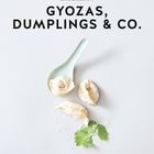 "GYOZAS, DUMPLINGS & CO." in großer Schrift. Darunter ein Löffel mit drei Dumplings, Sesam und Korianderblatt.