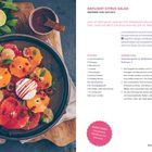 DAYLIGHT CITRUS SALAD. Zutatenliste und Zubereitung sind dargestellt. Links: bunte Zitrusfrüchte in einer Schale.