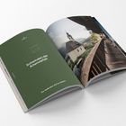 Grünes Heftcover: "Schwinden der Artenvielfalt". Rechts ein Bild mit Kirche neben Holzbalkon.