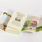 Texte: „Schließe ab...“, „Die junge Köchin...“, „A simple life...“. Darstellung: Buch mit Illustrationen von Apfelbaum und Haus.