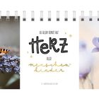 „Du allein kennst das Herz aller Menschenkinder.“ 
Links Schmetterling auf Blüte, rechts lila Blumen.