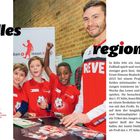 "Alles regional" und Info über ein Projekt "kicken & lesen Köln". Kinder in roten Trikots, lächelnd neben einem Spieler.