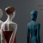 Text: "Das Eigene und das Fremde". Drei abstrakte Statuen, zwei mit bunten Kleidern, eine in Blau.