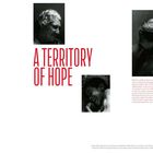 Text: "A Territory of Hope", "Priscila Ribeiro", Beschreibung von Wohnproblemen in Brasilien. Schwarz-Weiß-Fotos von Menschen.