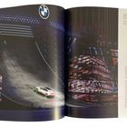 Links: "Überwältigender Auftritt des BMW Vision Driving Experience". Rechts: Zwei Bilder zeigen Innenraum und Design eines Autos.