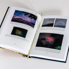 Seite eines Buches mit Fotos von Himmel und Landschaften, Begleittexte mit erklärenden Bildunterschriften. Seitenzahlen 138, 139.