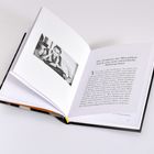 Links ein Foto eines lächelnden Mönchs, rechts Text über menschliche Probleme; darunter Seite 25.