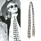 Links steht: "TIE WITH POLKA DOTS", daneben eine Krawatte mit blauen Punkten und ein Schwarz-Weiß-Foto von zwei Personen.