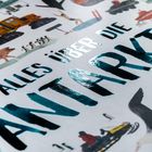 Text: "ALLES ÜBER DIE ANTARKTIS". Darum Illustrationen: Traktor, Pinguine, Schwein, Vögel und Wissenschaftsausrüstung.