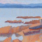 Eine pointillistische Küstenlandschaft mit Booten auf orangem Sand, klarem Wasser und blauen Hügeln im Hintergrund.