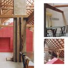 Text: "LINKE SEITE Das +Haus+...". 
Rustikales Dachgebälk mit rotem Innenbereich, moderner Tisch und Stühle, sichtbare Holzbalken.