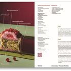Links: Johannisbeertörtchen mit roten, beschrifteten Schichten. Rechts: Rezept für Törtchen und Equipment.