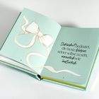 „Schönheit bedeutet, die beste Version seiner selbst zu sein, innerlich wie äußerlich.“ Illustration: Schleife.