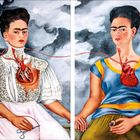 Zwei Frauen sitzen nebeneinander, verbunden durch eine Vene. Beide Herzen sind sichtbar. Eine hält eine Schere, die andere ein Bild.