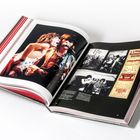 Sechs Plakate mit der ikonischen rollenden Zunge für verschiedene "Rolling Stones"-Konzerte und -Touren, bunt und kreativ.