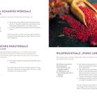 FRUCHTIG-SCHARFES WÜRZSALZ: Zutaten wie Hagebuttenpulver. AROMATISCHES KRÄUTERSALZ: Mischung mit Beifuß. WILDFRUCHTSALZ „PINKE LIEBE“: Himbeeren. Holzlöffel mit rotem Salz.