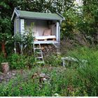 Text "Juni" am unteren Rand, daneben Kalenderdaten 1 bis 31. Ein kleiner Pool, umgeben von üppigem Garten und Sitzbereich.