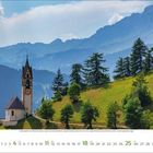 7 Juli 1 2 3 4 5 6 7 8 9 10 11 12 13 14 15 16 17 18 19 20 21 22 23 24 25 26 27 28 29 30 31. Kirche auf einem Hügel, umgeben von Bäumen, Berge im Hintergrund.