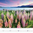 Kalender mit Juli 2024. Bunte Lupinen vor einem See und Bergen im Sonnenuntergang.