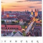 Panorama von Würzburg bei Sonnenuntergang. Unten ein Kalender für Juli 2021. Häuser, Kirche, Brücke und beleuchtete Straßen.