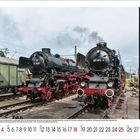 Zwei Dampflokomotiven im Freien, die eine trägt die Nummer 01 1100, die andere 011 075-9. Kalender unten mit Juli-Daten.