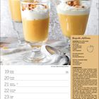 Bayerischer Knödelsalat, Rezept für 4 Personen. Zutaten und Zubereitung sind in einem rosa Kasten beschrieben. Teller mit Knödelsalat.