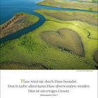 "Hass wird nie durch Hass beendet. Durch Liebe allein kann Hass überwunden werden. Dies ist ein ewiges Gesetz. Dhammapada 1, Vers 5." Eine grüne Landschaft, die ein Herz bildet, umgeben von blauem Wasser. Darunter steht eine Monatsübersicht für Mai.