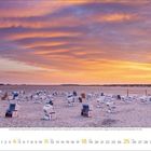 7, Do 7, 14, 21, 28, 4, 11, 18, 25. Ein Strand mit vielen Strandkörben und ein spektakulärer Sonnenuntergang mit orangefarbenem Himmel.