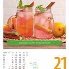 Selbst gemachter Rhabarbersaft. Kalenderseite mit Datum 21, Freitag. Zwei Gläser mit rosa Getränk, Minze und Zitrone.