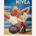 "NIVEA" steht oben. Unten links "CREMA NIVEA". Eine lächelnde Frau in Tracht vor blauem Himmel im Hintergrund.