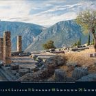 Ein Kalenderblatt für Juli 2024 zeigt antike Ruinen mit Säulen vor einer bergigen Landschaft und einem Baum rechts.