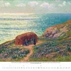 „Juli 2024“; Impressionismus-Landschaft mit Klippen, Meer, blühender Wiese, drei Figuren neben Strohhütte.