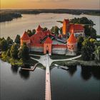 Kalenderblatt Juli 2021. Zwei Heißluftballons über Schloss an einem See. Brücke führt zur Burg. Sonnenuntergangsstimmung.